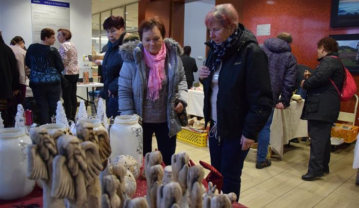 Krajský úřad po roce oživily Barevné Vánoce. Nejrychleji zmizelo cukroví a teplý punč