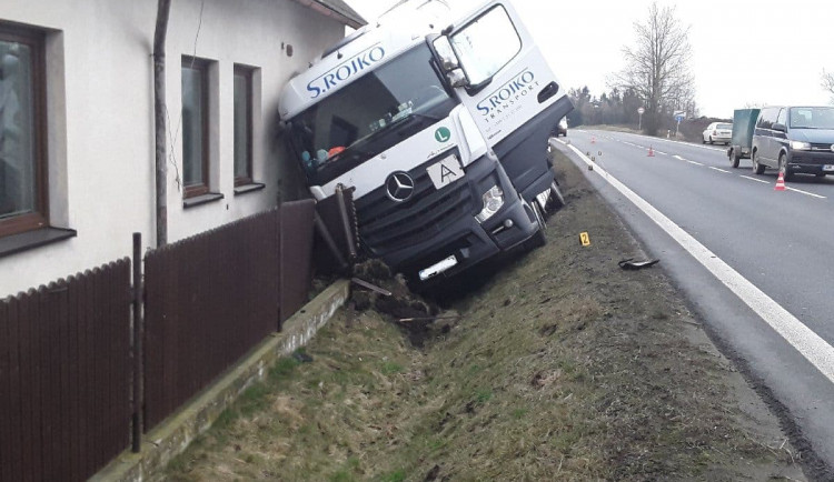 FOTO: Nákladní auto s papírem narazilo do rodinného domu. Provoz je řízen kyvadlově