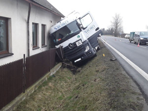 FOTO: Nákladní auto s papírem narazilo do rodinného domu. Provoz je řízen kyvadlově