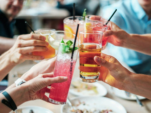 Nezletilému chlapci se udělalo špatně po pití alkoholu. Kamarádka mu přivolala pomoc