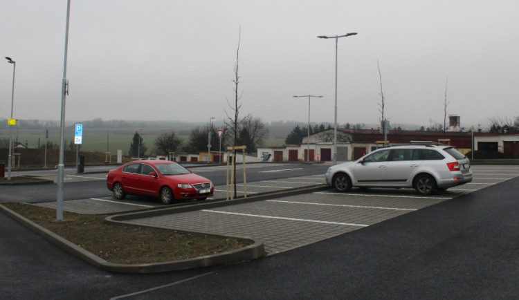 P+R parkoviště v Jihlavě bylo slavnostně otevřeno. Nabízí místo pro 110 řidičů