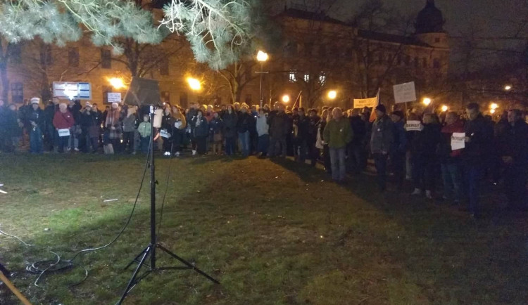 Demisi! V Jihlavě protestovaly stovky lidí proti premiéru Babišovi