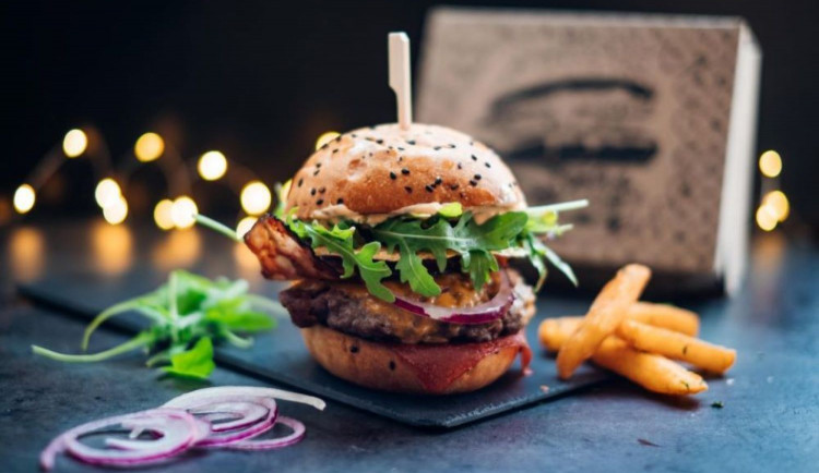 Šťavnaté burgery a neodolatelná pizza dobývají Jihlavu! 