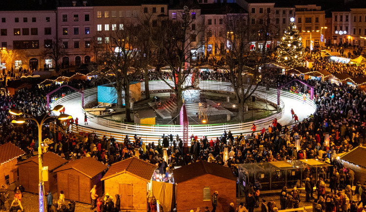 Z Masarykova náměstí pomalu mizí vánoční výzdoba. Na jarmarku se využilo 75 tisíc kelímků