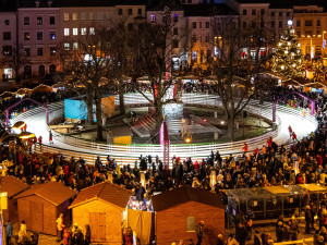 Z Masarykova náměstí pomalu mizí vánoční výzdoba. Na jarmarku se využilo 75 tisíc kelímků