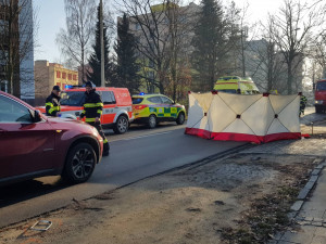 Tragická nehoda na Sokolovské. Řidič osobáku srazil chodce, který na místě zemřel