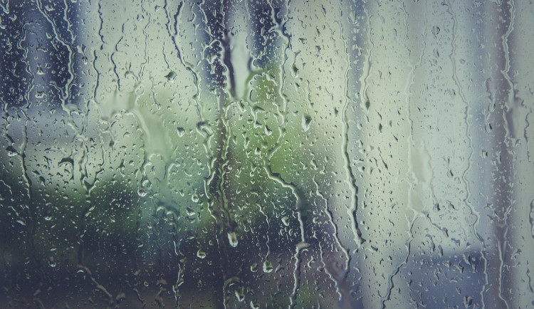 POČASÍ NA ČTVRTEK: Na začátku dne slabý dešť. Teploměr ukáže až 8 stupňů