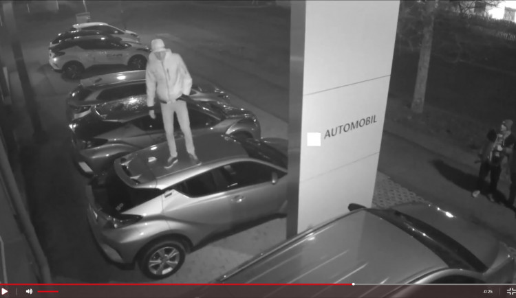 Tak to bylo rychlé! Policie po pár hodinách identifikovala tři po autech skákající mladíky
