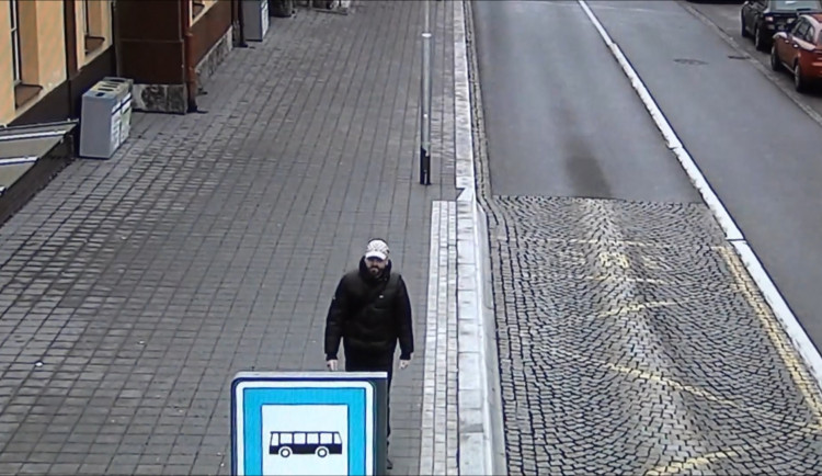 PÁTRÁNÍ: V prosinci došlo v Třebíči k vloupání do prodejny, okolo se pohyboval hledaný muž