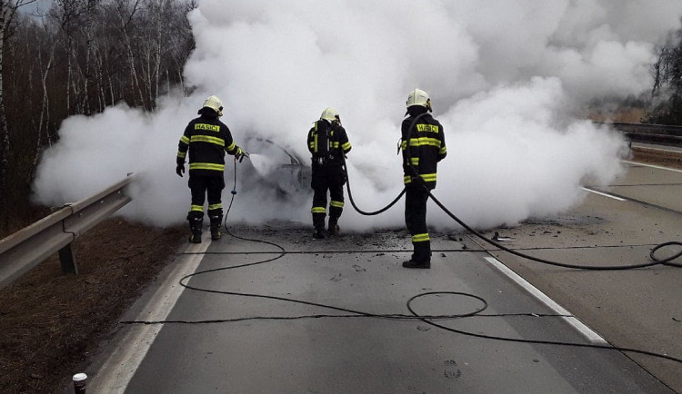 Na 132. kilometru dálnice hoří osobní vozidlo, směr na Prahu je neprůjezdný