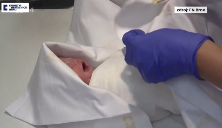 Eliška se narodila skoro 4 měsíce po mozkové smrti maminky. Rodina třebíčského policisty poslala záchranářům děkovný dopis