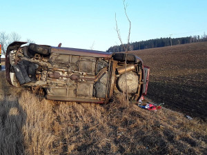 Osobní auto skončilo na boku mimo vozovku. Nehoda se naštěstí obešla bez zranění