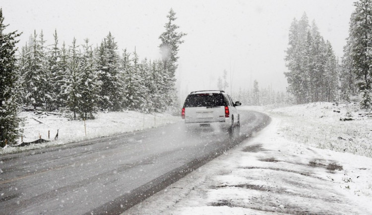 SJÍZDNOST: Silnice Vysočiny jsou po sněžení mokré nebo s ujetým sněhem