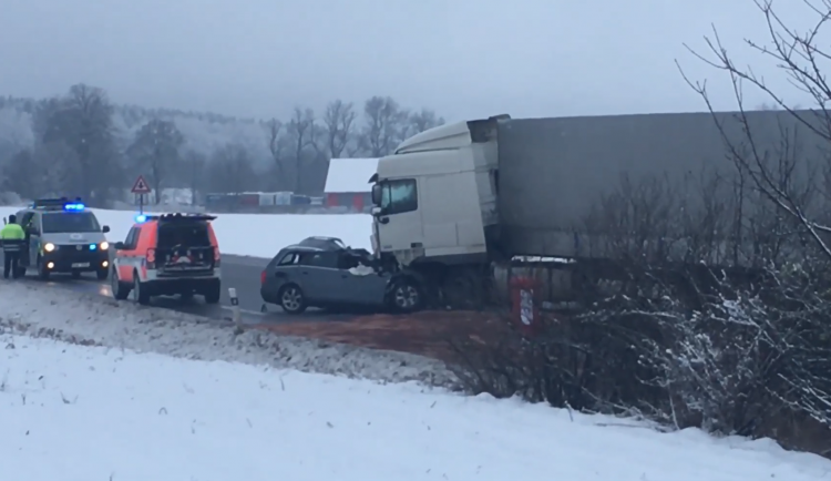 Při ranní nehodě na I/38 zemřel řidič osobního auta. Lidé musí využít objízdné trasy