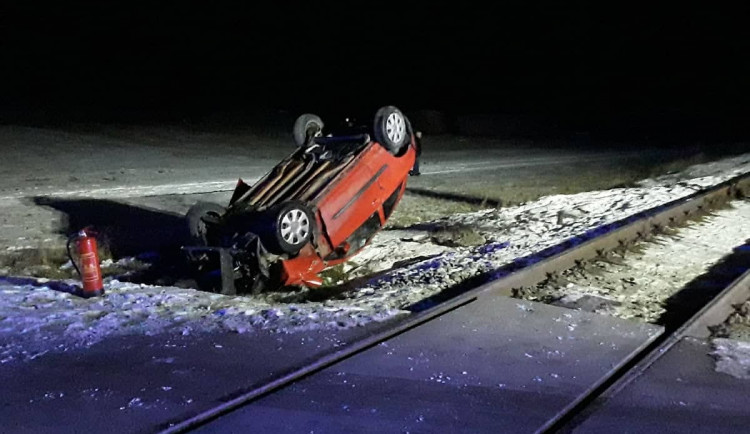 V Budišově se střetl osobní vlak s vozidlem, trasa je neprůjezdná