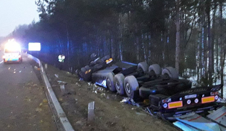 U dálničního sjezdu na Jihlavu se převrátil kamion, došlo k velkému úniku nafty