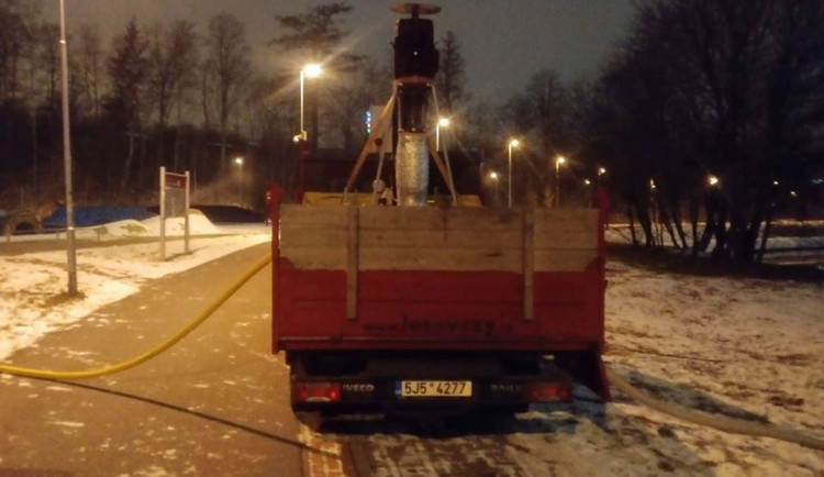 Běžky a sáňky zatím nechte ve sklepě. Umělé zasněžování Českého mlýna provází technické problémy