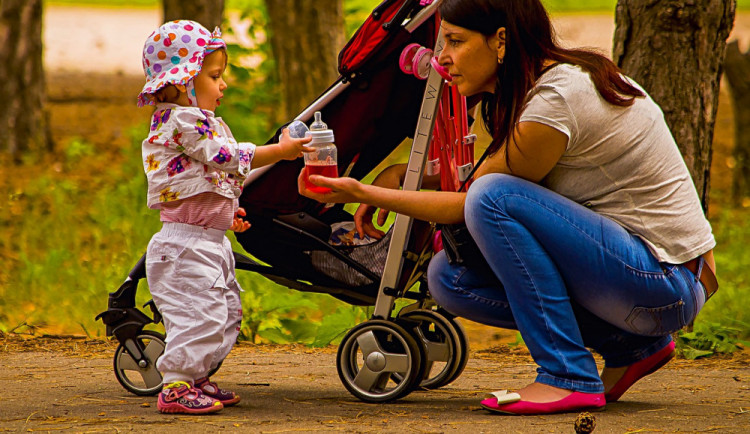 Zdravotní pojišťovny nově přispívají víc dárcům krve nebo matkám