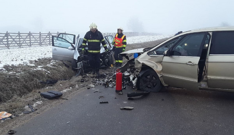 Ranní střet dvou osobáků skončil zraněním čtyř lidí. Záchranáři ošetřili i dvě děti