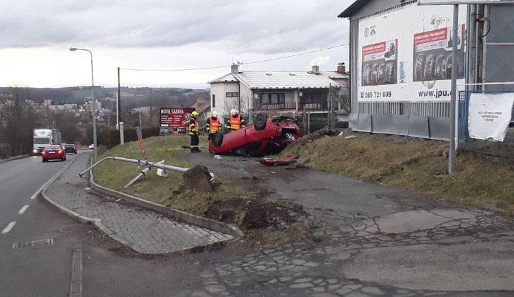 Řidička osobního auta se zranila během nehody. Došlo k poškození pouliční lampy