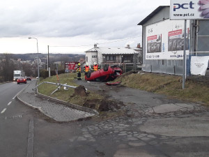 Řidička osobního auta se zranila během nehody. Došlo k poškození pouliční lampy