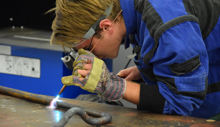 Nejšikovnějšího učně instalatéra má na Vysočině jihlavská stavebka. Finále bude v únoru