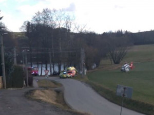 Auto v Rantířově narazilo do stromu. Vrtulník transportoval ženu do brněnské nemocnice