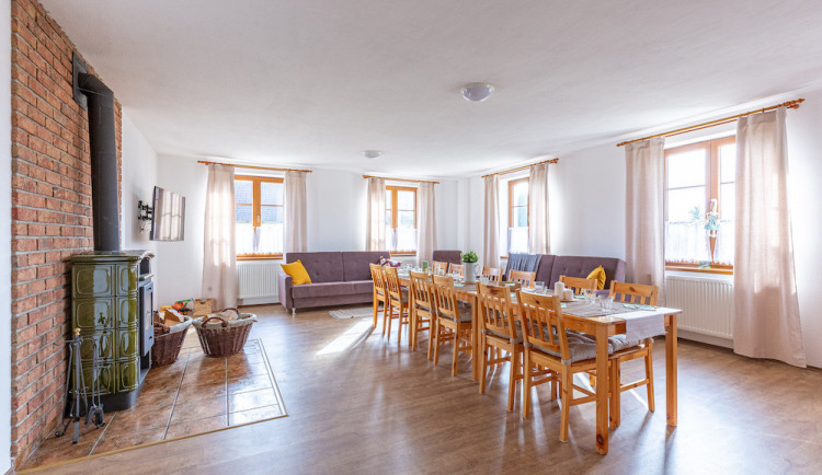 Také řešíte každoroční dilema, jak vybrat ideální dovolenou pro všechny členy rodiny? Váháte mezi dovolenou u moře nebo pobytem na horách? Teď už nemusíte. Chalupa Těšínov v samotném srdci jižních Čech nikdy nebude špatnou variantou. Jen těžko budete na B