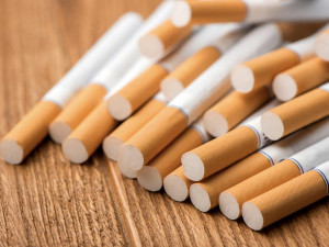 Noční vloupání v křelovické prodejně: Sekyrou dovnitř, s hotovostí a kartony cigaret ven