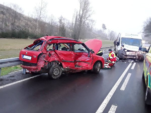 U Luk nad Jihlavou vyhasl lidský život. Řidič osobáku nepřežil střet s dodávkou