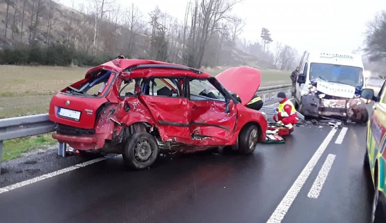 U Luk nad Jihlavou vyhasl lidský život. Řidič osobáku nepřežil střet s dodávkou