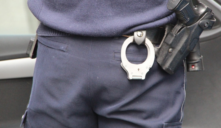 Zloděj auta v Třebíči při dopadení najel na policistu. Ten musel použít služební zbraň