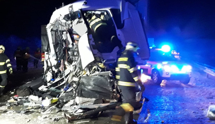 Nehoda dvou kamionů na 103. kilometru dálnice ochromila dopravu směrem na Brno
