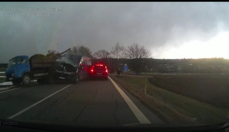 VIDEO: Muž se nevěnoval řízení a narazil do odstaveného náklaďáku. Dva lidé se zranili