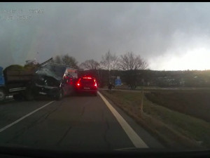 VIDEO: Muž se nevěnoval řízení a narazil do odstaveného náklaďáku. Dva lidé se zranili