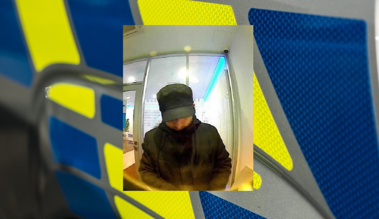 Třebíčští policisté se obracejí na občany s žádostí o spolupráci při objasňování případu, při kterém přišla žena nakupující v obchodním domě o svoji kabelku. Vznikla jí škoda nejen odcizením věci, ale také v souvislosti se zneužitím platební karty. V zájm