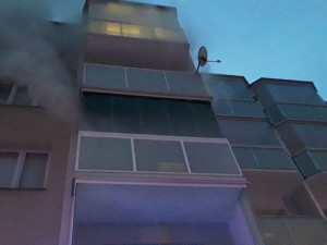 Mladý muž se při požáru bytu nadýchal zplodin. Byl převezen na novoměstské ARO