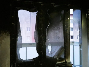 Mladý muž se při požáru bytu nadýchal zplodin. Byl převezen na novoměstské ARO
