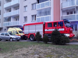 Mladý muž se při požáru bytu nadýchal zplodin. Byl převezen na novoměstské ARO