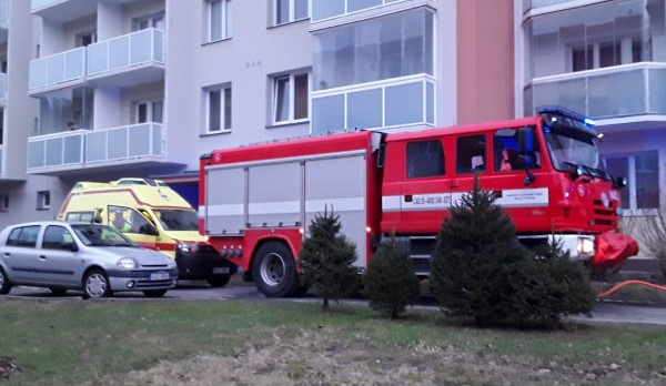 Mladý muž se při požáru bytu nadýchal zplodin. Byl převezen na novoměstské ARO