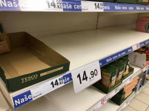 Z regálů českých obchodů mizí trvanlivé potraviny. Lidé se ze strachu před koronavirem zásobují