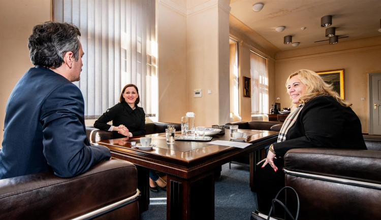 Zleva: tajemník jihlavského magistrátu Evžen Zámek, primátorka Karolína Koubová a ministryně pro místní rozvoj Klára Dostálovátryně