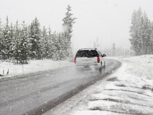 SJÍZDNOST: Na silnicích Vysočiny je rozbředlý či ujetý sníh. Napadlo i 10 centimetrů