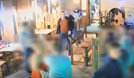 Fyzické napadení v jihlavském podniku. Policie hledá muže na záznamu