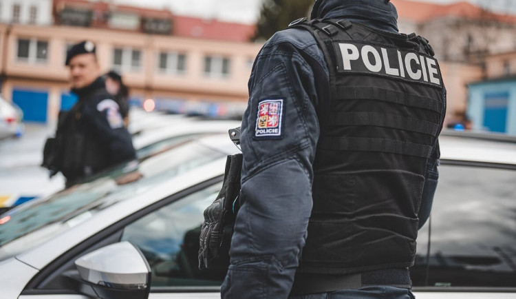 Policisté mají za sebou dvě náročná víkendová pátrání. Hledali matku s miminkem i seniorku