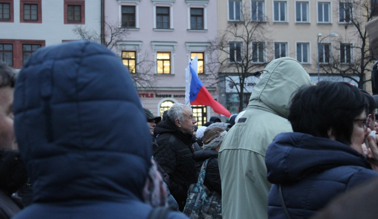 FOTO, VIDEO: Stovky lidí přišly na Masarykovo náměstí. Řeč byla o uprchlících i kůrovci