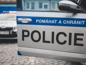 VIDEO: Muž na jihlavské diskotéce přišel o peněženku. Neznáte muže a ženy na videu?