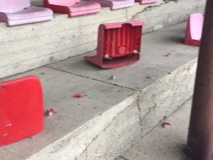 Snaha bedřichovských nadšenců poničena, vandalové vytrhali sedačky z tribuny fotbalového hřiště