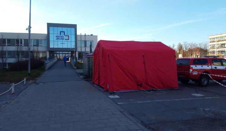Jihlavská nemocnice omezuje provoz, ruší neakutní zákroky. Pacienti by měli mít roušku
