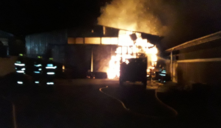 Hasiče zaměstnal požár seníku na Jihlavsku. Škoda se přiblížila k šesti milionům korun 